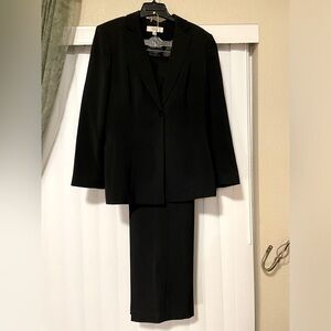 Women’s Le Suit black lined pantsuit, size 14.